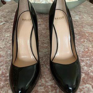 Bally’s of Switzerland black p- leather pumps 9.5